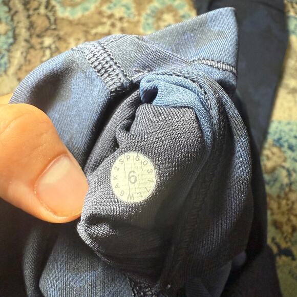 Lululemon Wunder Under Crop hi rise 6 - Picture 3 of 4